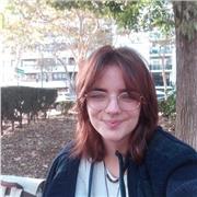 Profesora de castellano imparte clase para niños de todas las edades